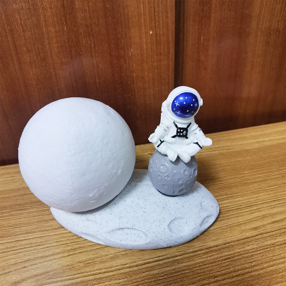 Veilleuse LED, Lune, Astronaute, Enfants, Chambre d'enfant, Ambiance, Rêves, Apaisant, Éclairage doux, Sans fil, Sécurité, Respectueux de l'environnement, Sommeil paisible? Night light for kids Space-themed night light Children's room lighting Astronaut night light Moon-shaped night light Dreamy night light Soft glow night light Kids' bedroom decor Sleep aid for children