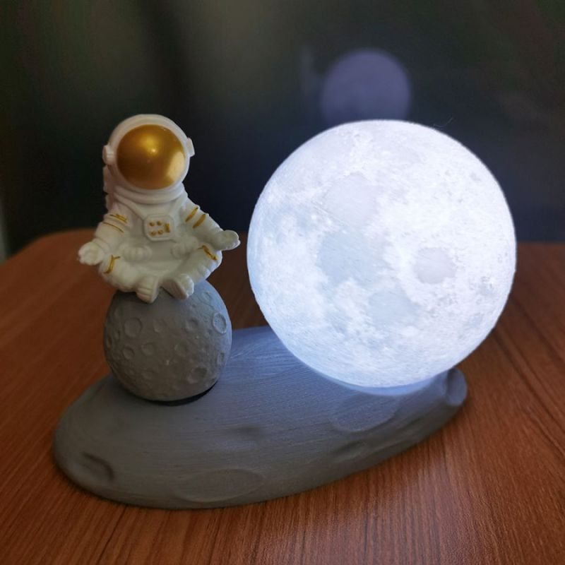 Night light for fear of the dark Children's sleep companion Astronaut-themed decor Moonlight night light Galactic night light Cosy bedtime lighting
