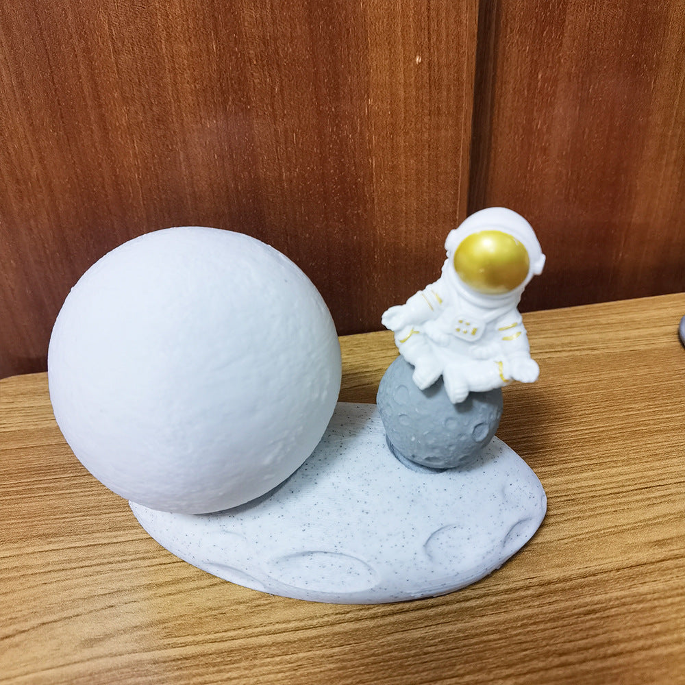 Veilleuse LED, Lune, Astronaute, Enfants, Chambre d'enfant, Ambiance, Rêves, Apaisant, Éclairage doux, Sans fil, Sécurité, Respectueux de l'environnement, Sommeil paisible? Night light for kids Space-themed night light Children's room lighting Astronaut night light Moon-shaped night light Dreamy night light Soft glow night light Kids' bedroom decor Sleep aid for children